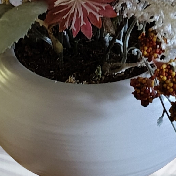 Elegant Floral Arrangement in White Vase - Picture 3 of 4